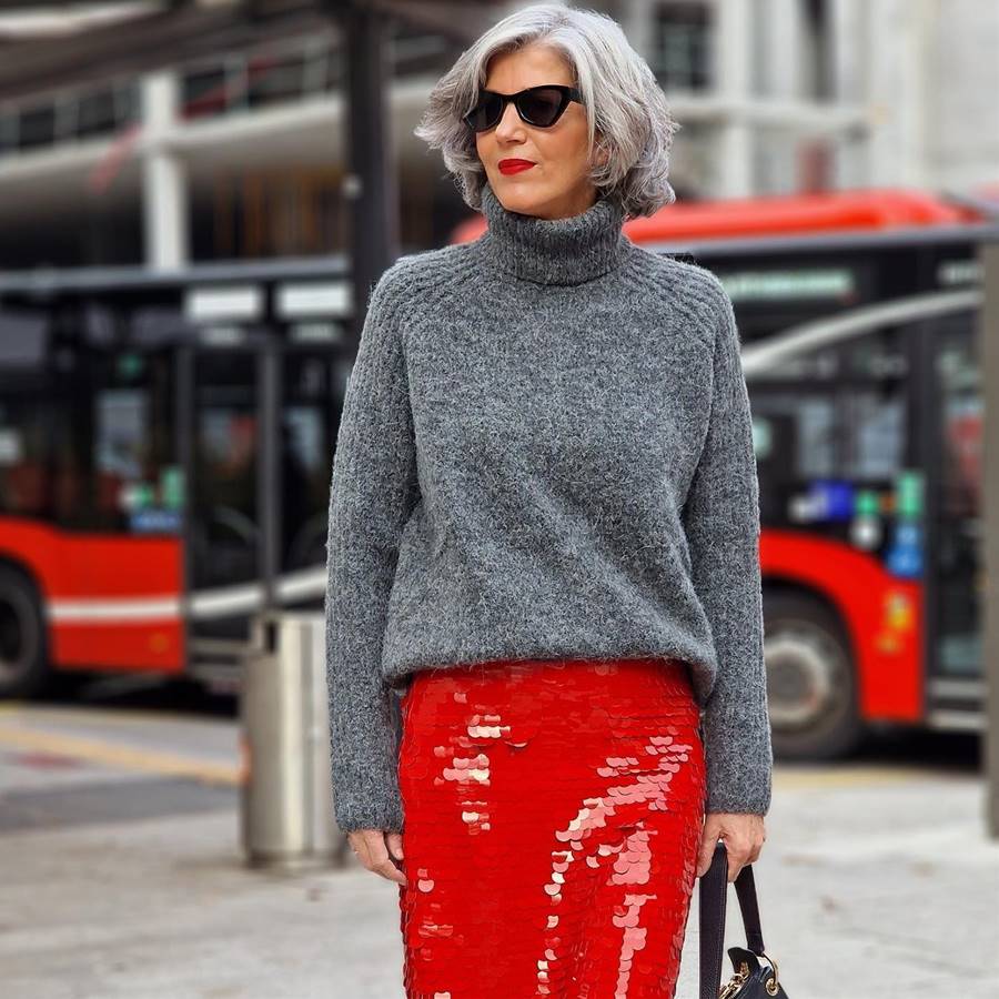 Falda de lentejuelas de Zara y jersey: Las influencers +50 tienen el look navideño más cómodo y elegante
