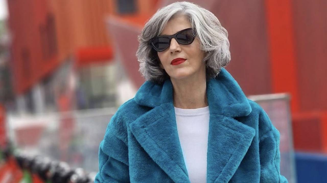 Las influencers +50 agotarán el abrigo largo de Zara que parece de Desigual: con estampado elegante