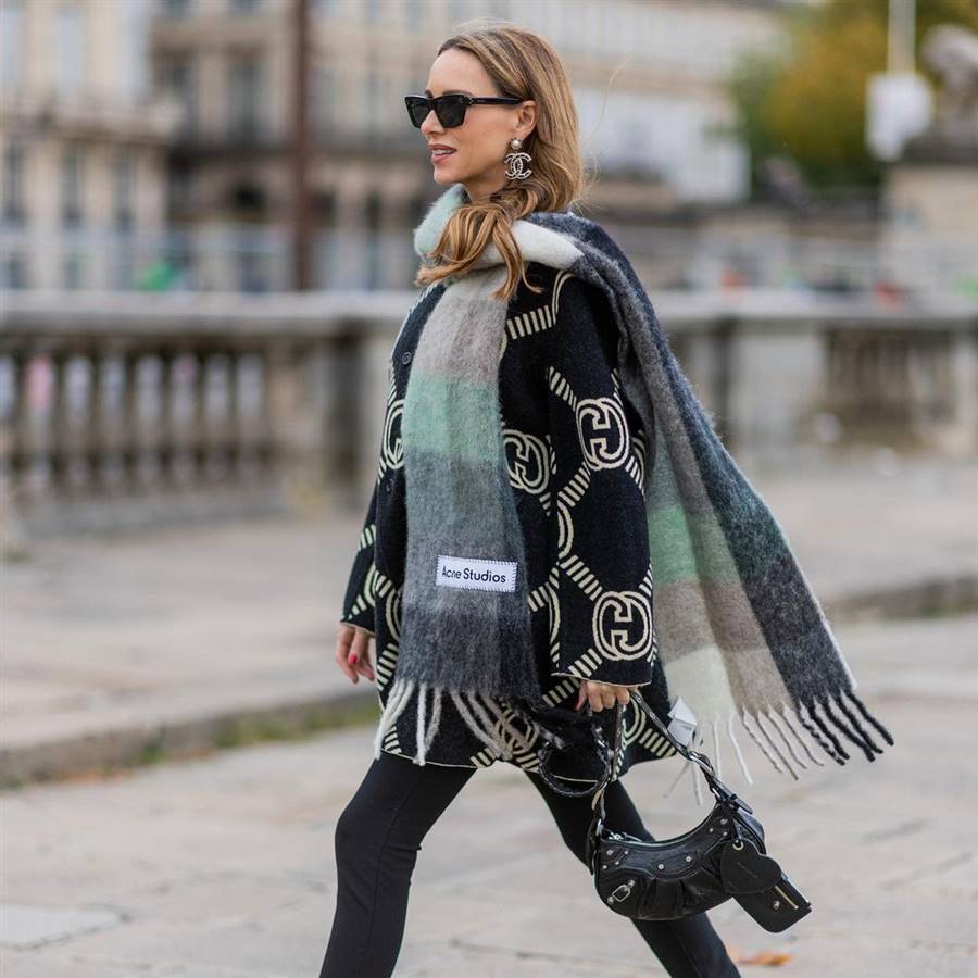 15 blusas de Zara con estampado elegante para llevar con pantalones negros  en invierno