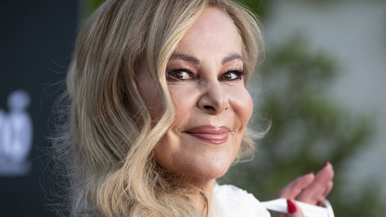 Ana Obregón agotará el jersey boho de H&M más elegante y gustoso que revitaliza el rostro a los 60