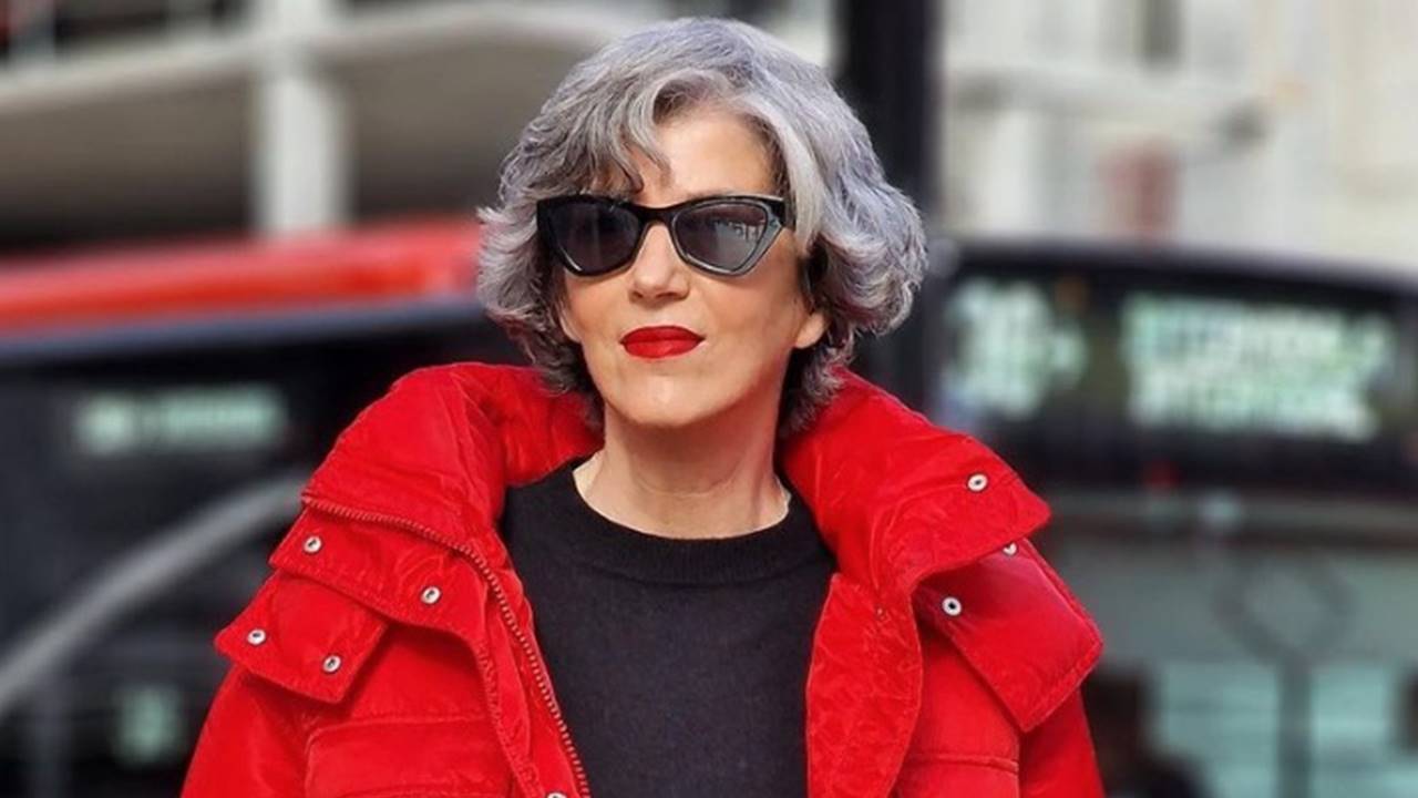 Las influencers +50 agotan este abrigo acolchado rojo moderno de H&M: abriga y hace cinturita