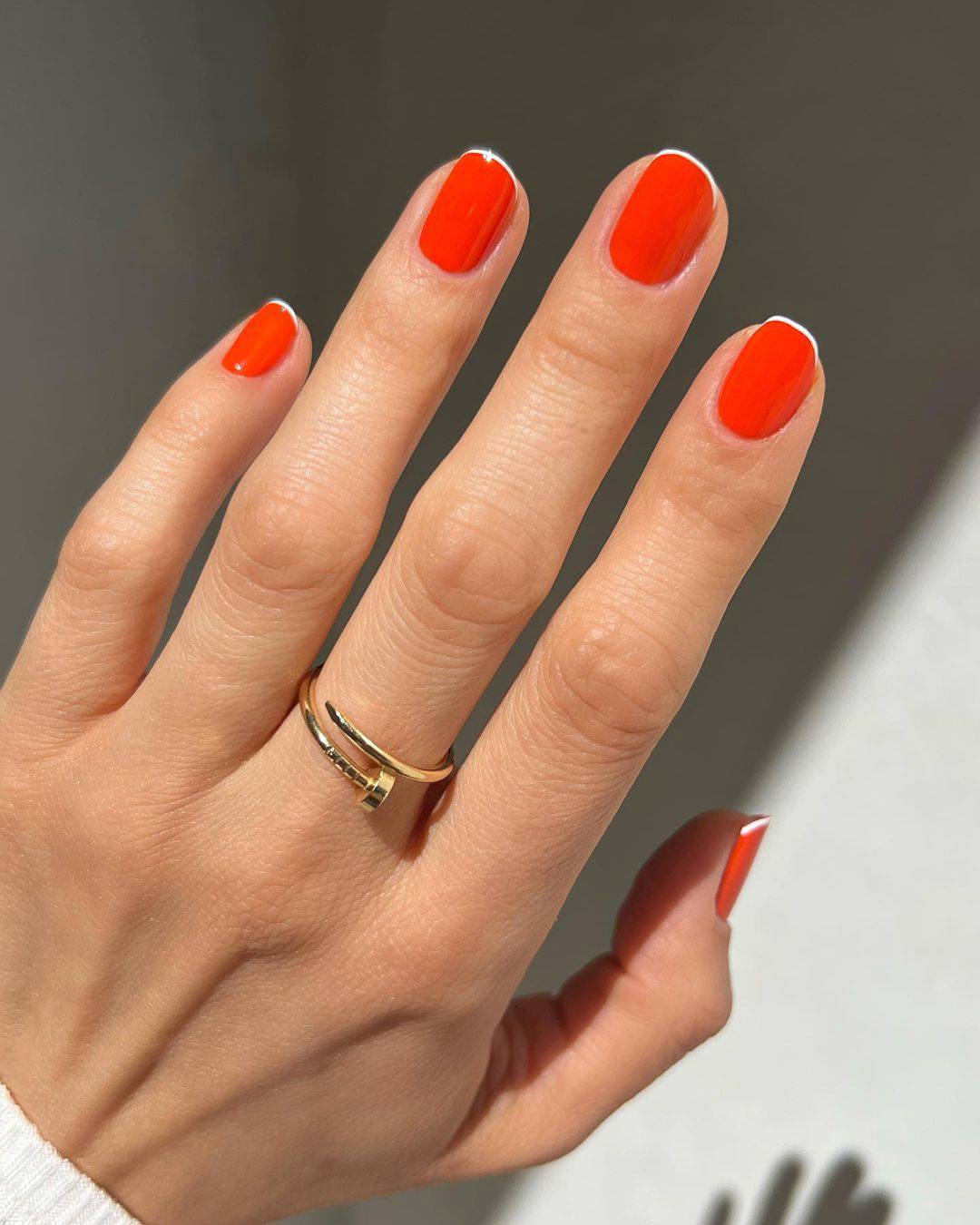 Manicura francesa para uñas cortas: en rojo