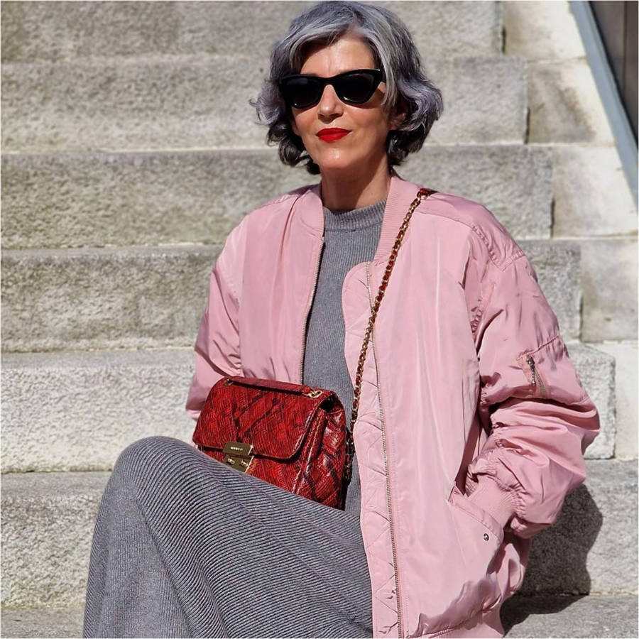 La chaqueta acolchada de H&M que arrasa entre las influencers +50: holgada, rosa y perfecta para entretiempo 