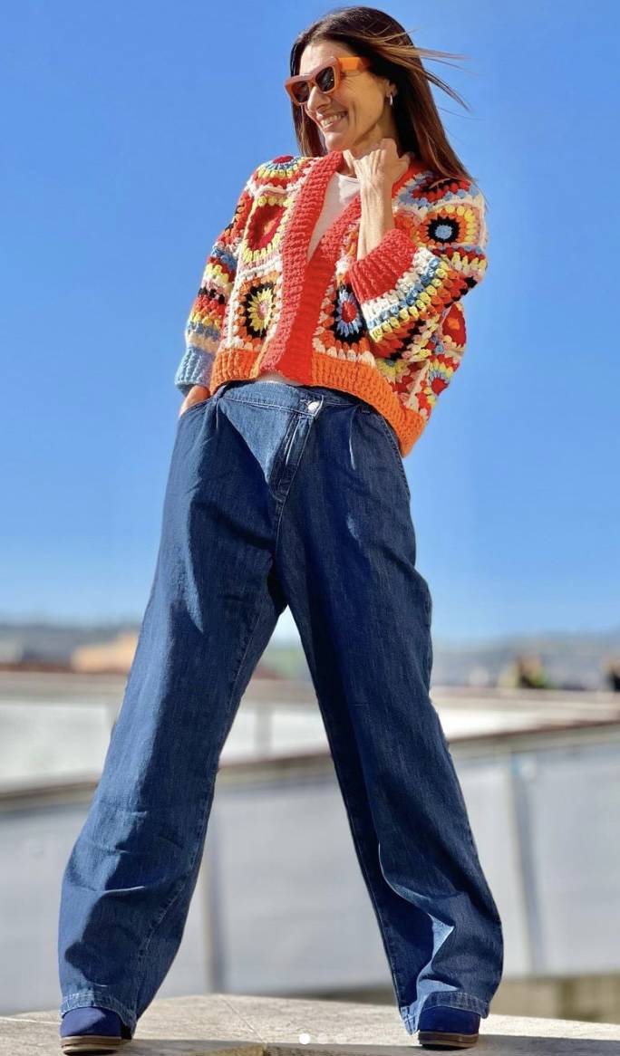 Look de estilo boho: Chaqueta de crochet con jeans