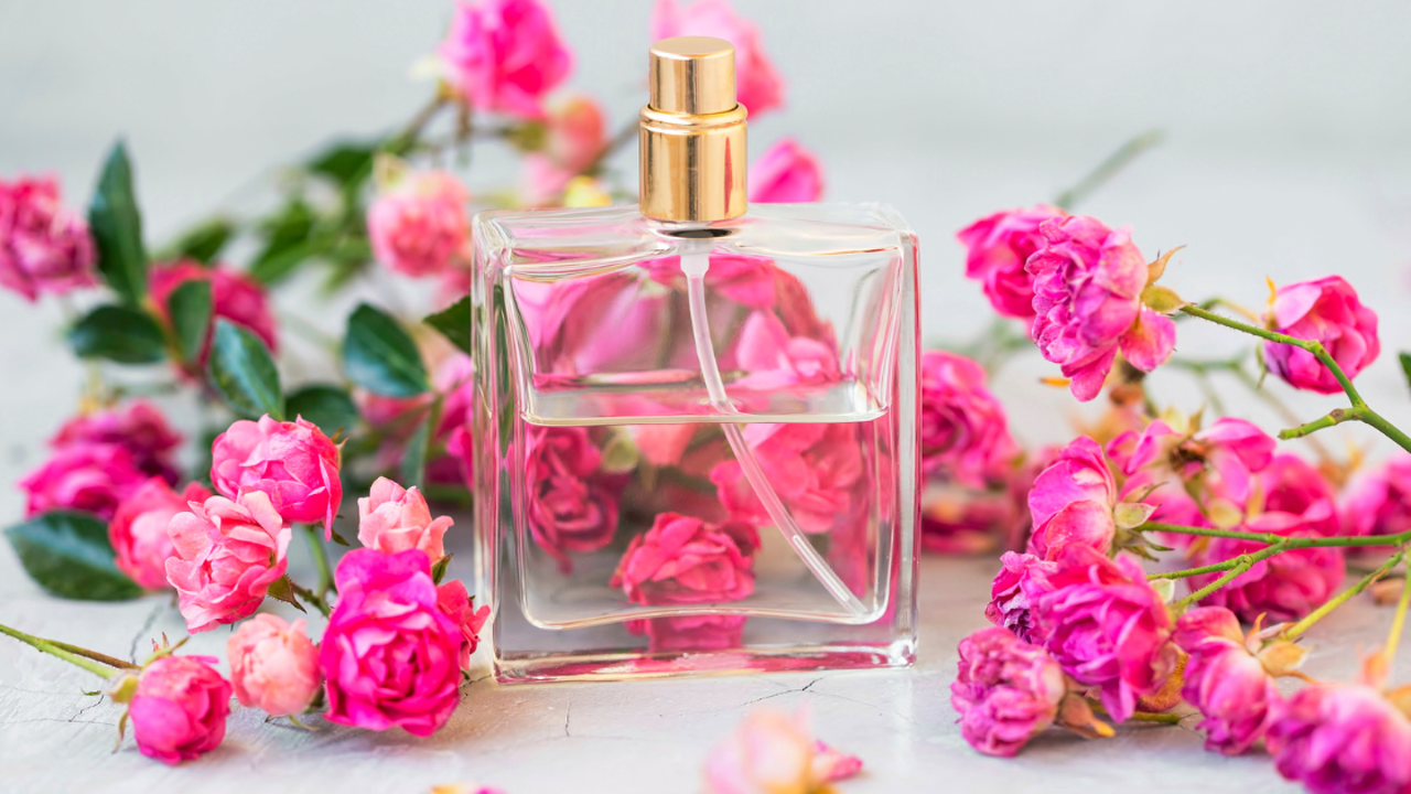 10 perfumes primaverales frescos que llevan pocas mujeres (y son duraderos)