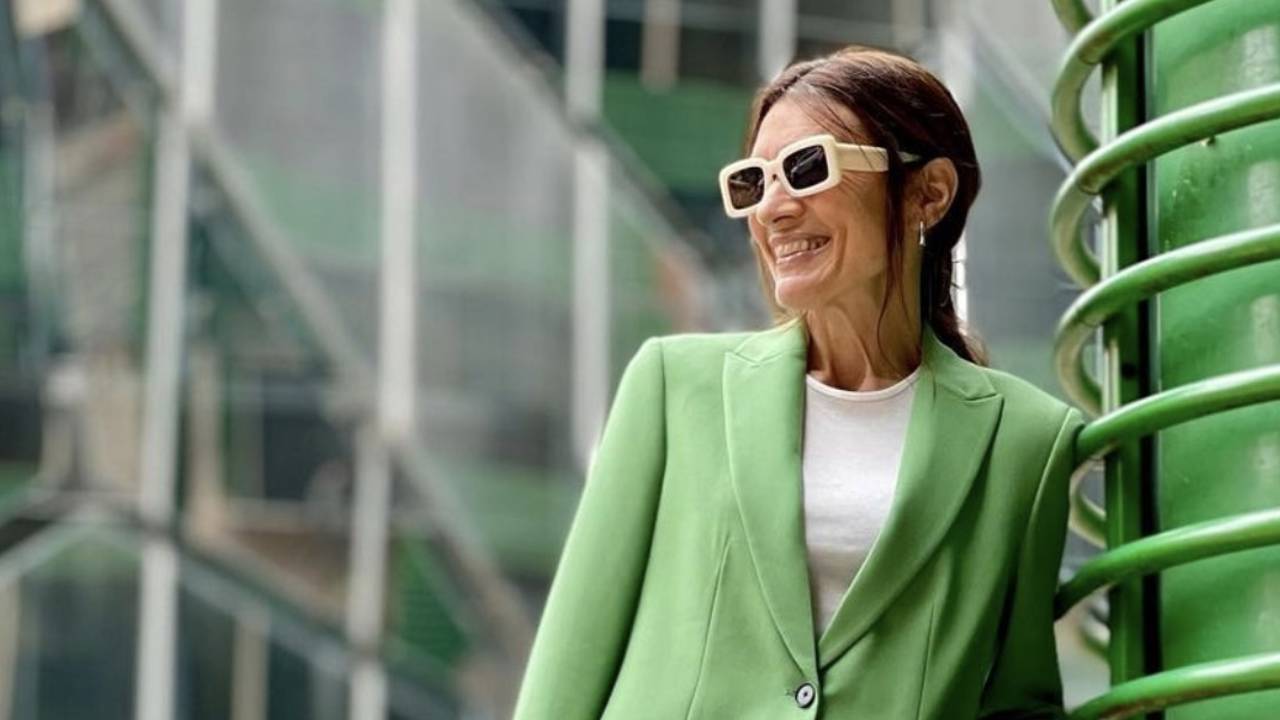 Las influencers +50 llevan la falda de lentejuelas viral de Zara con zapatillas: el look atrevido más elegante