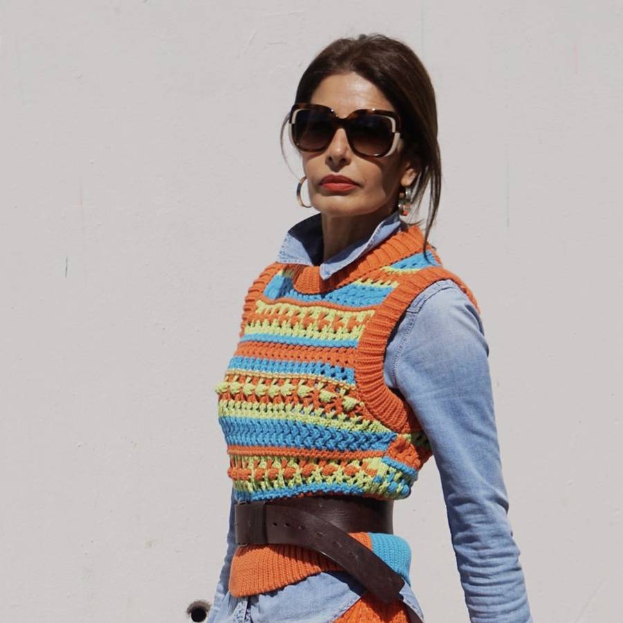 Las influencers +50 agotarán el chaleco de Zara de punto multicolor que mejor queda con falda boho en primavera