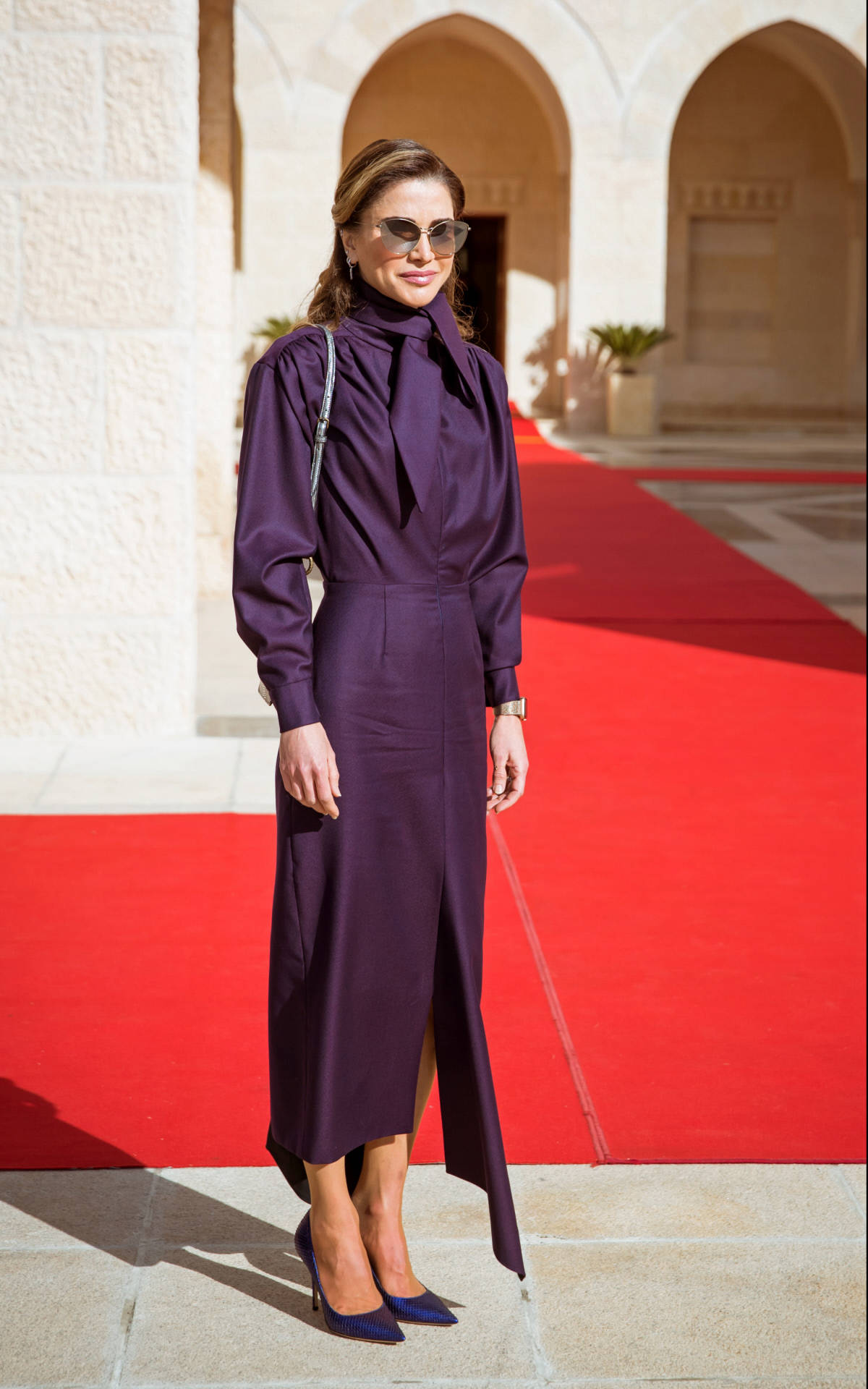 Rania de Jordania con vestido de fiesta de manga larga