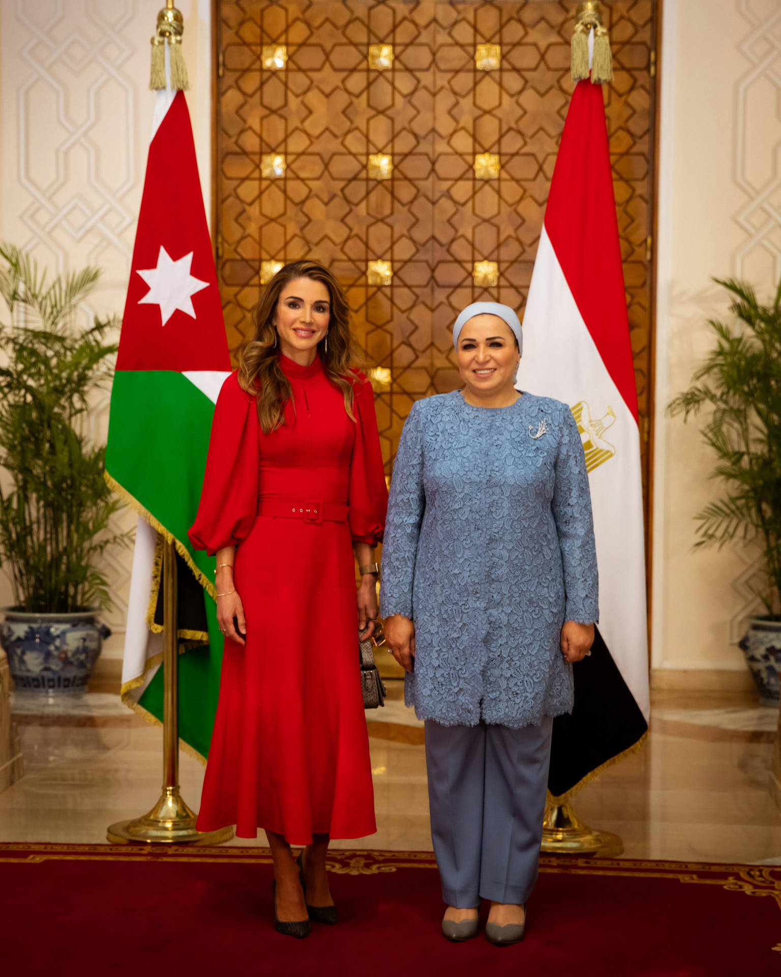 Rania de Jordania con vestido de fiesta rojo