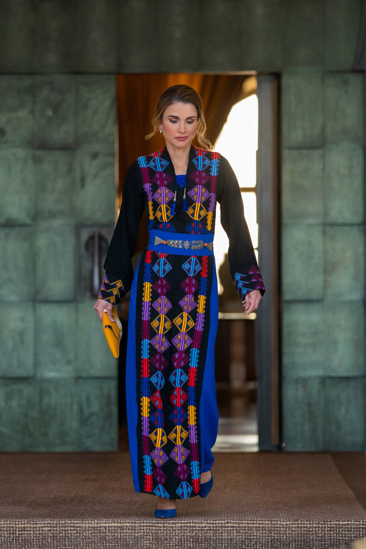 Rania de Jordania con vestido de fiesta tipo túnica