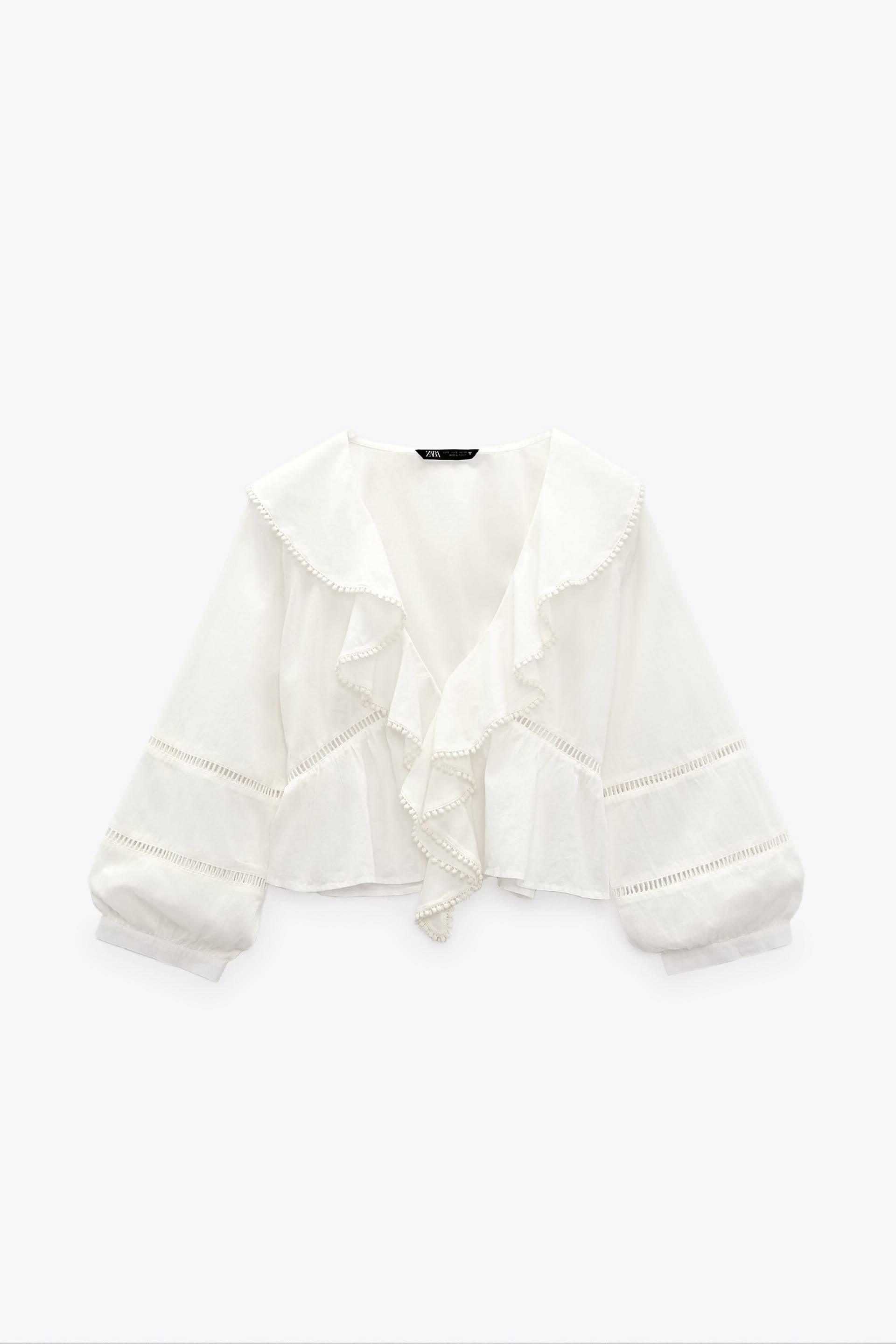 Blusa blanca de Zara con bordados y volantes