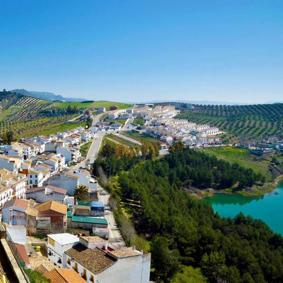 El pueblo más bonito de España para ir en mayo según National Geographic es andaluz y está lleno de flores