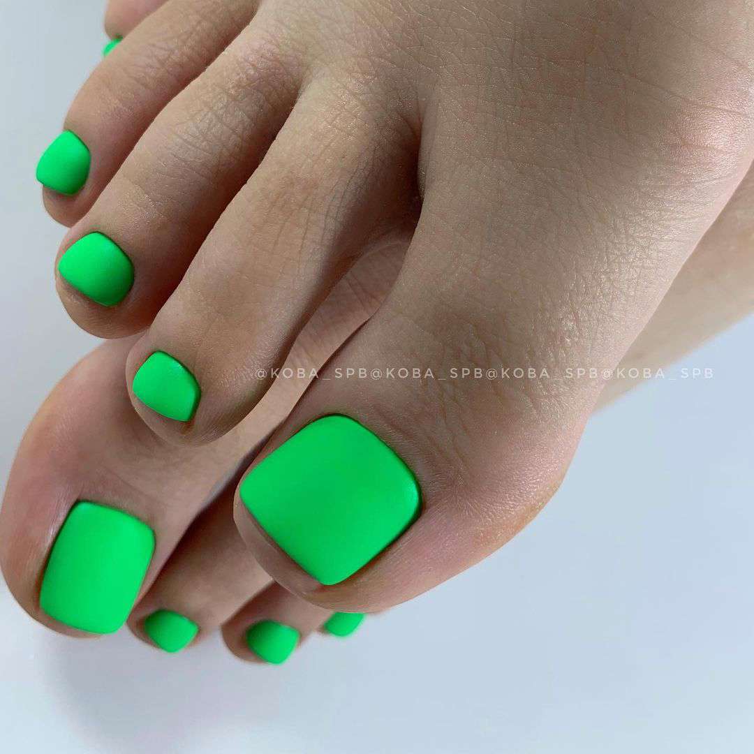 5 colores de uñas de los pies para invitada que no se llevan: verde neón