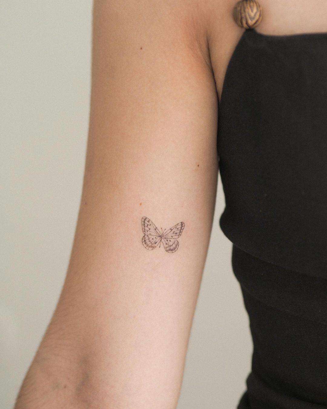 Tatuajes pequeños y bonitos: mariposa minimalista