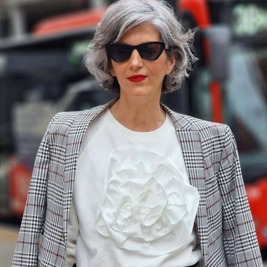La sudadera andaluza de Zara kids que las influencers +50 llevan con jeans blancos es muy elegante