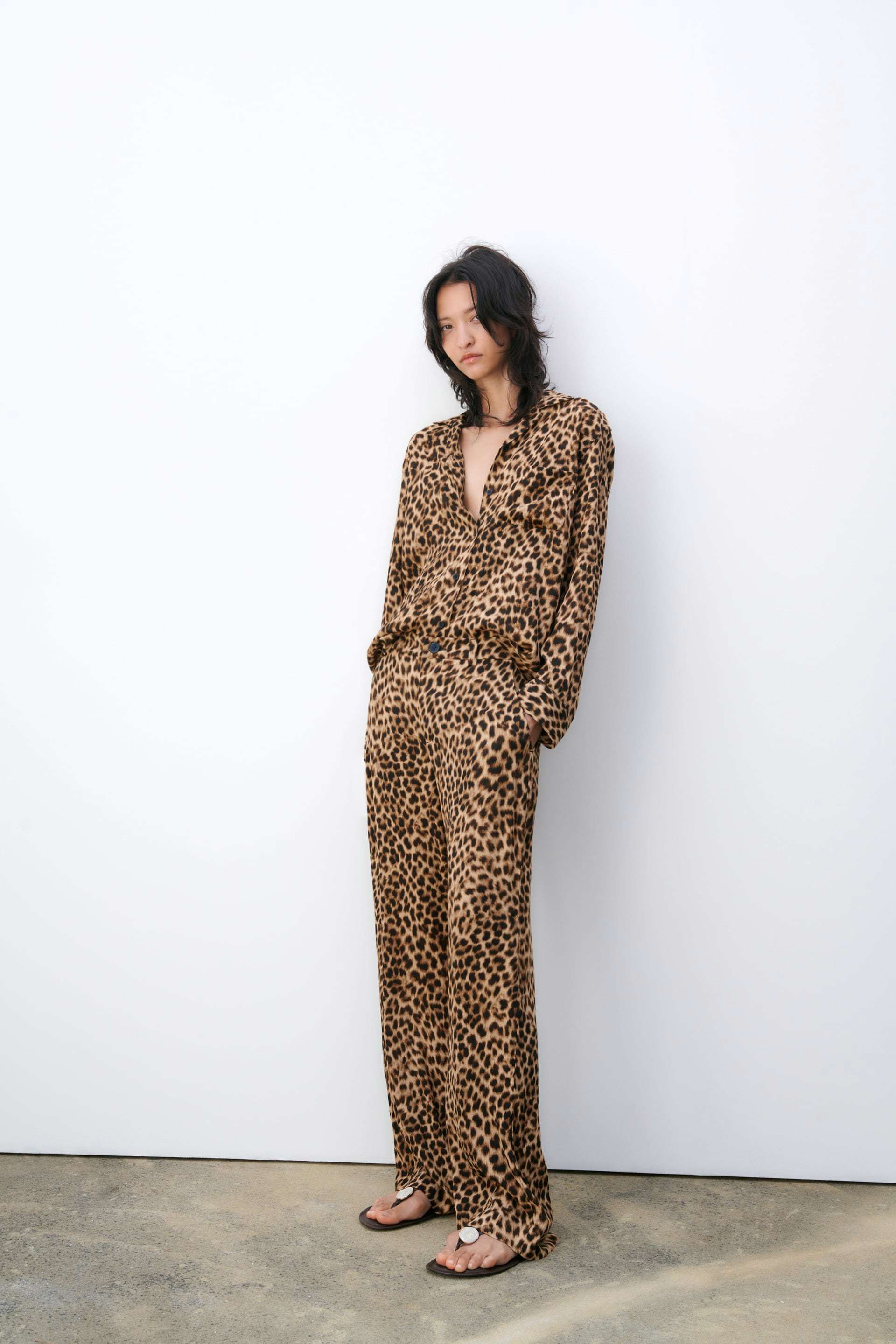 Pantalones con estampado animal print de Zara