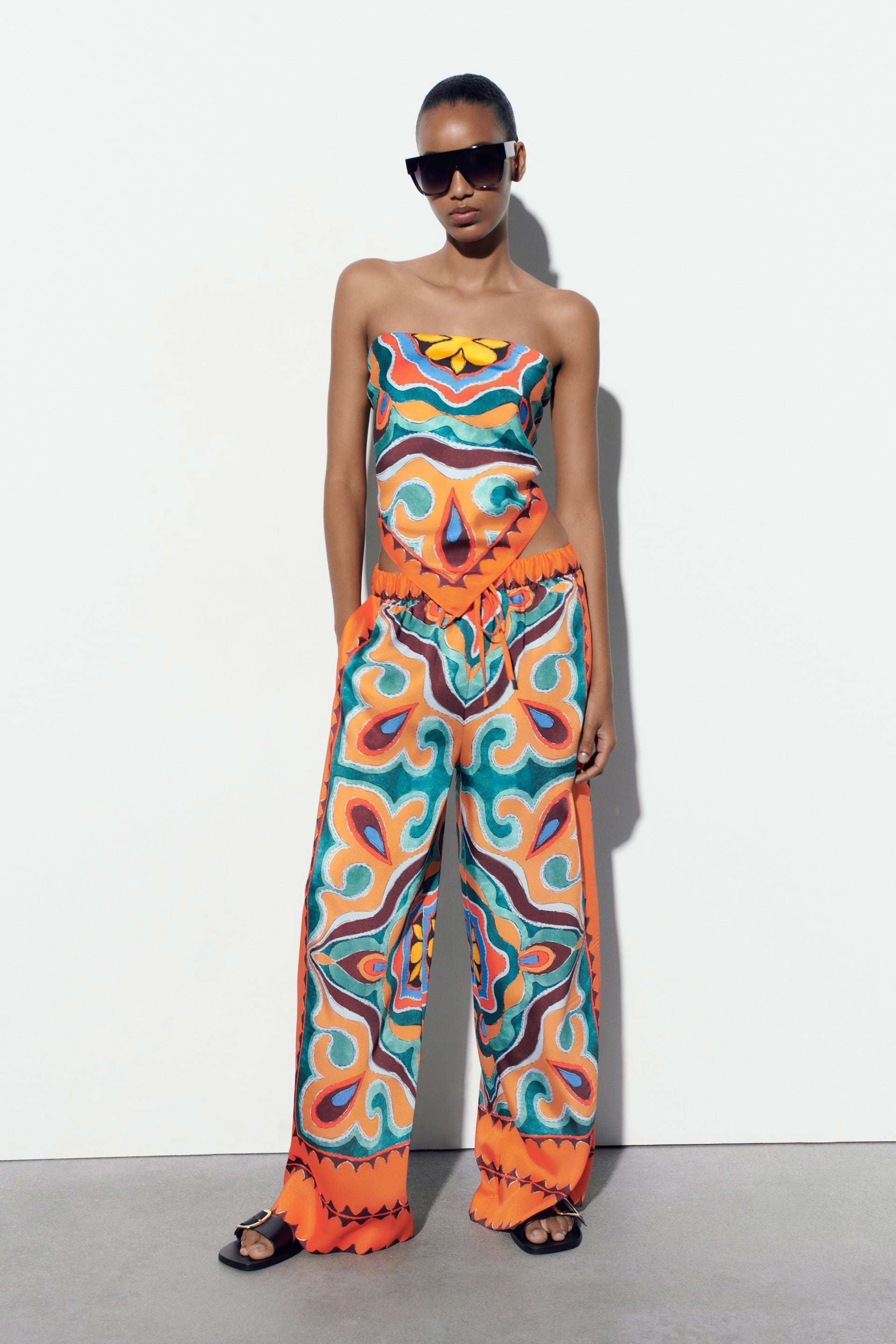Pantalones estampados multicolor de Zara