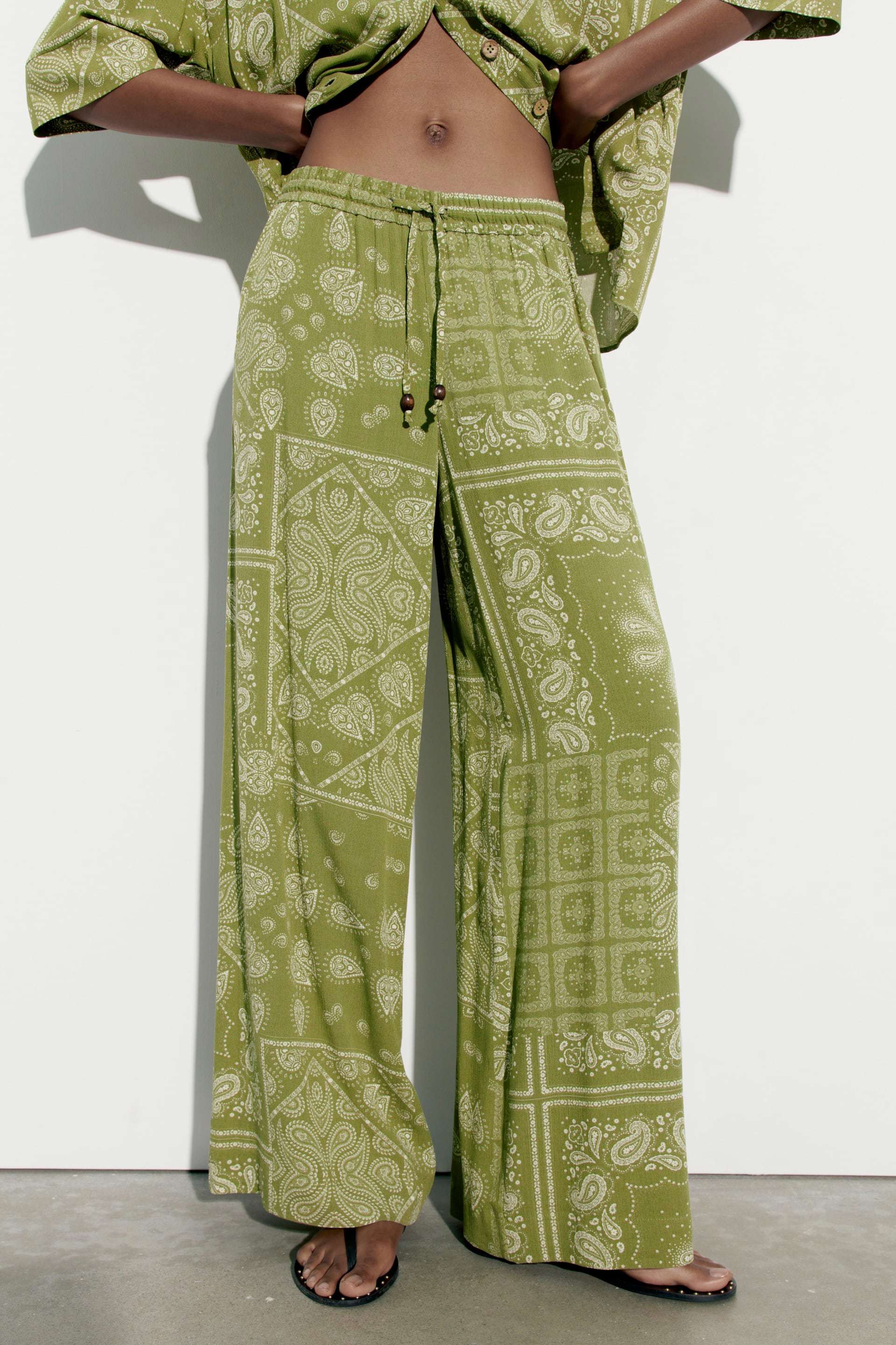 Pantalones estampados verdes de Zara