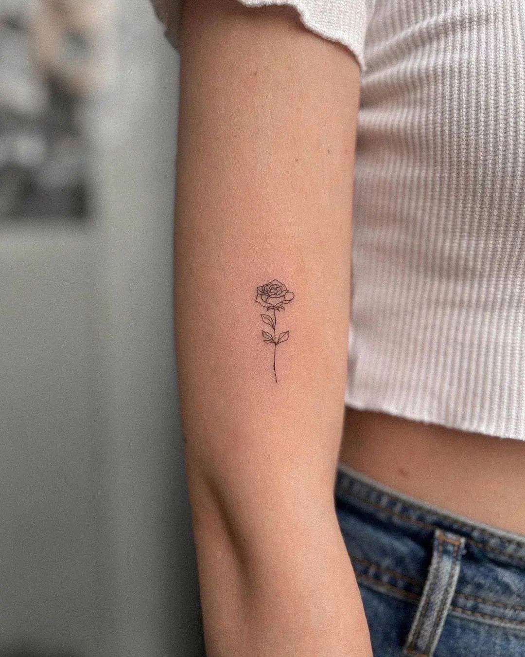 Tatuaje rosa minimalista