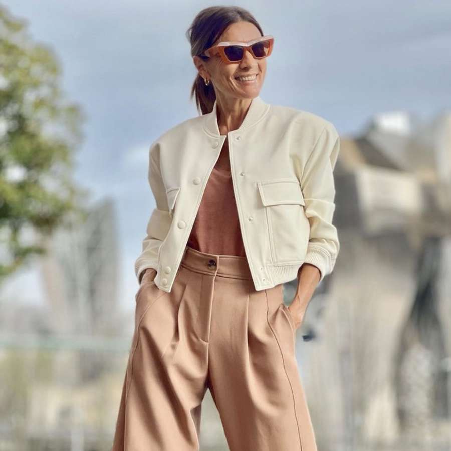 Los pantalones carrot de Zara fluidos y elegantes que las influencers +50 llevan modernas con cazadora denim
