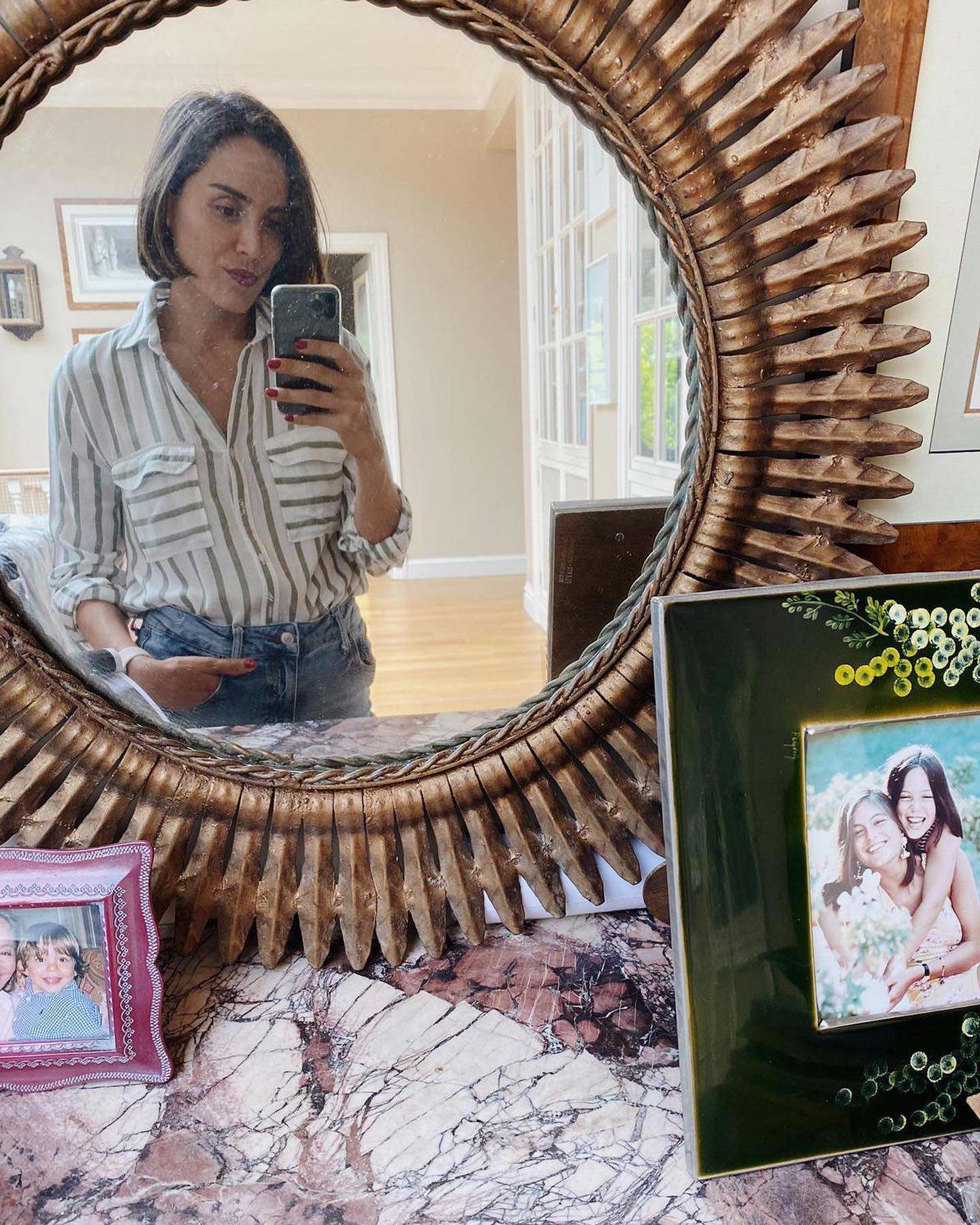 Tamara Falcó tomándose una foto en un espejo de Villa Meona.