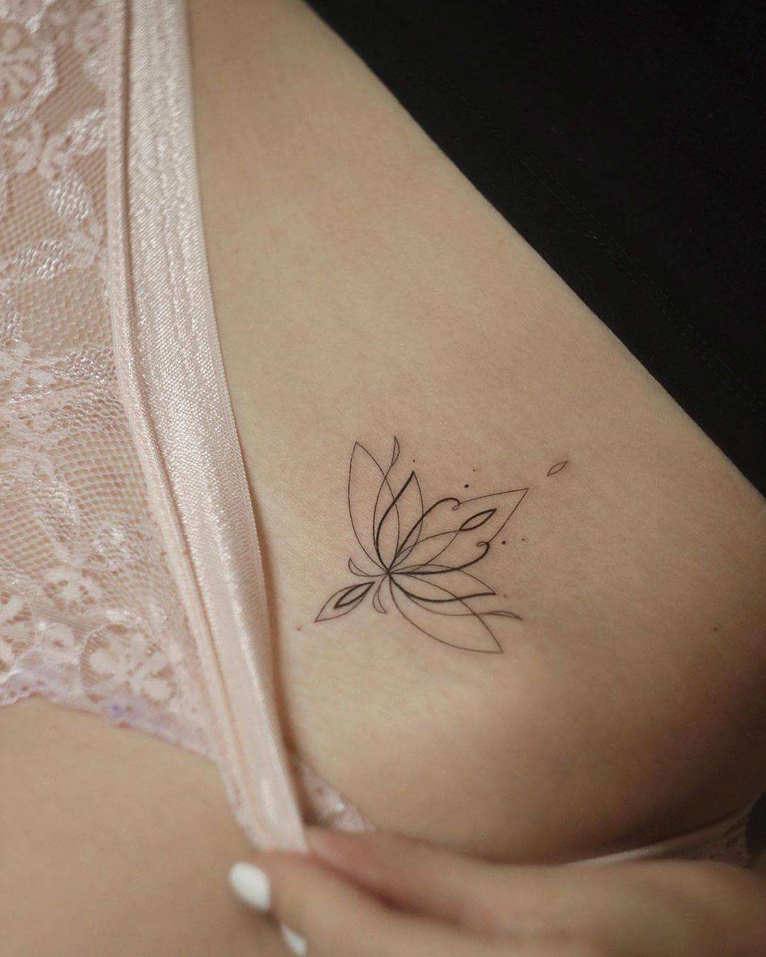 Flor de loto tatuaje minimalista: 