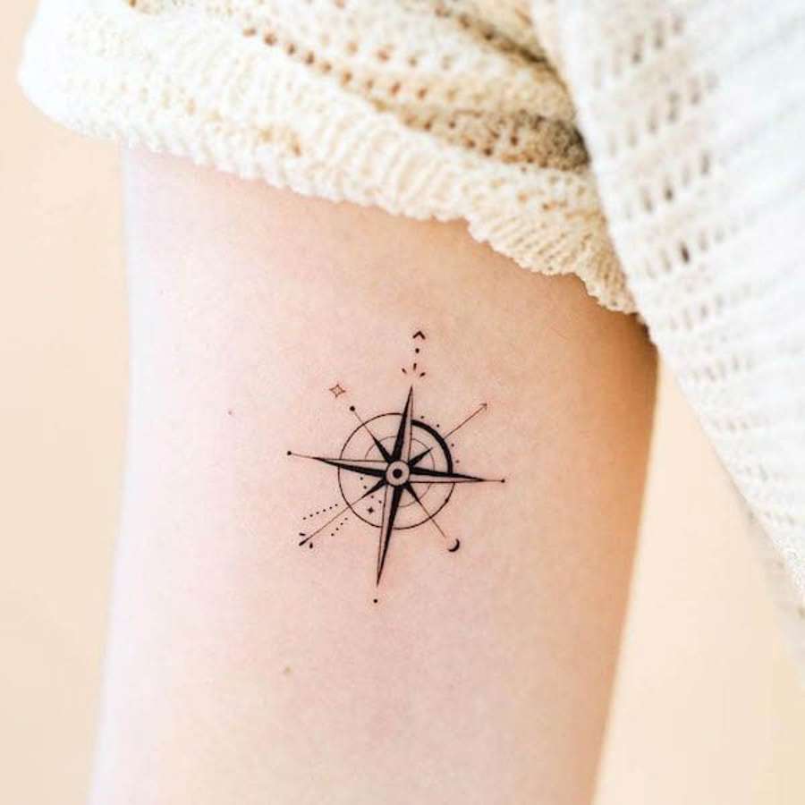 Tatuaje de brújula minimalista: diseños para todos los gustos 