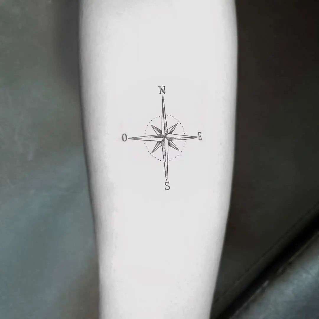 Tatuaje brújula minimalista