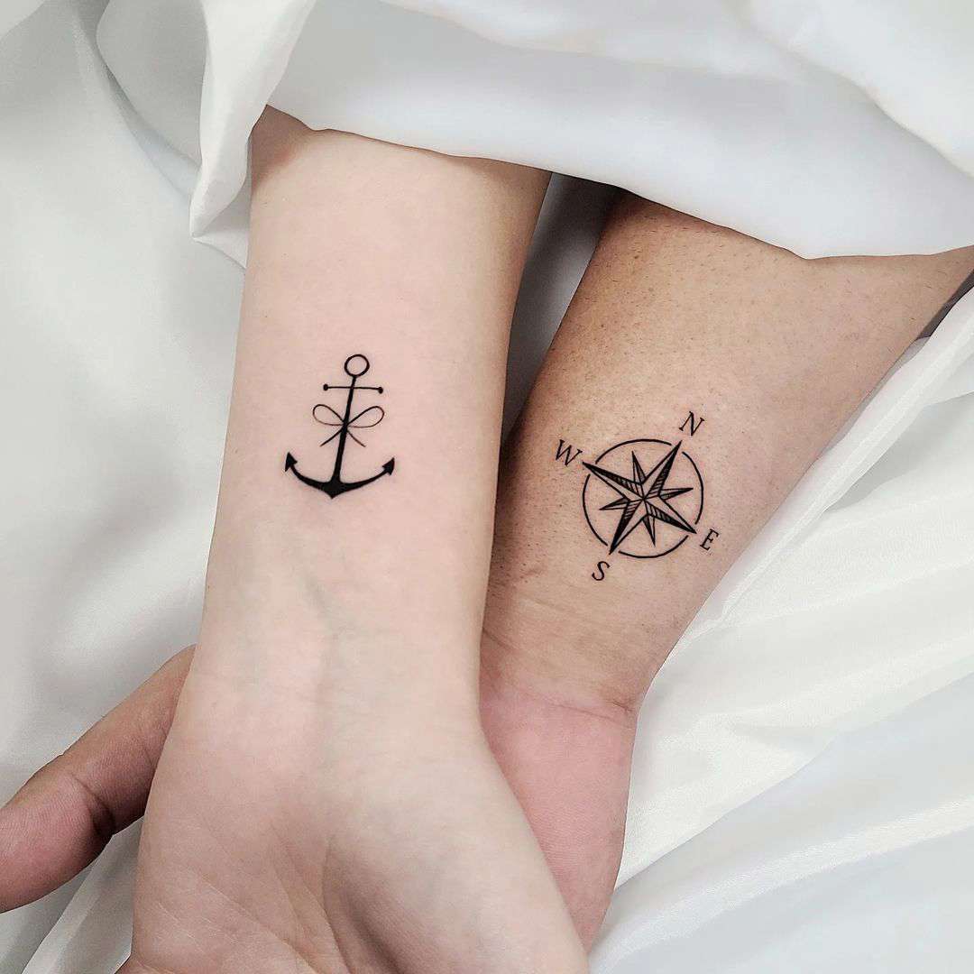 Tatuaje brújula minimalista 