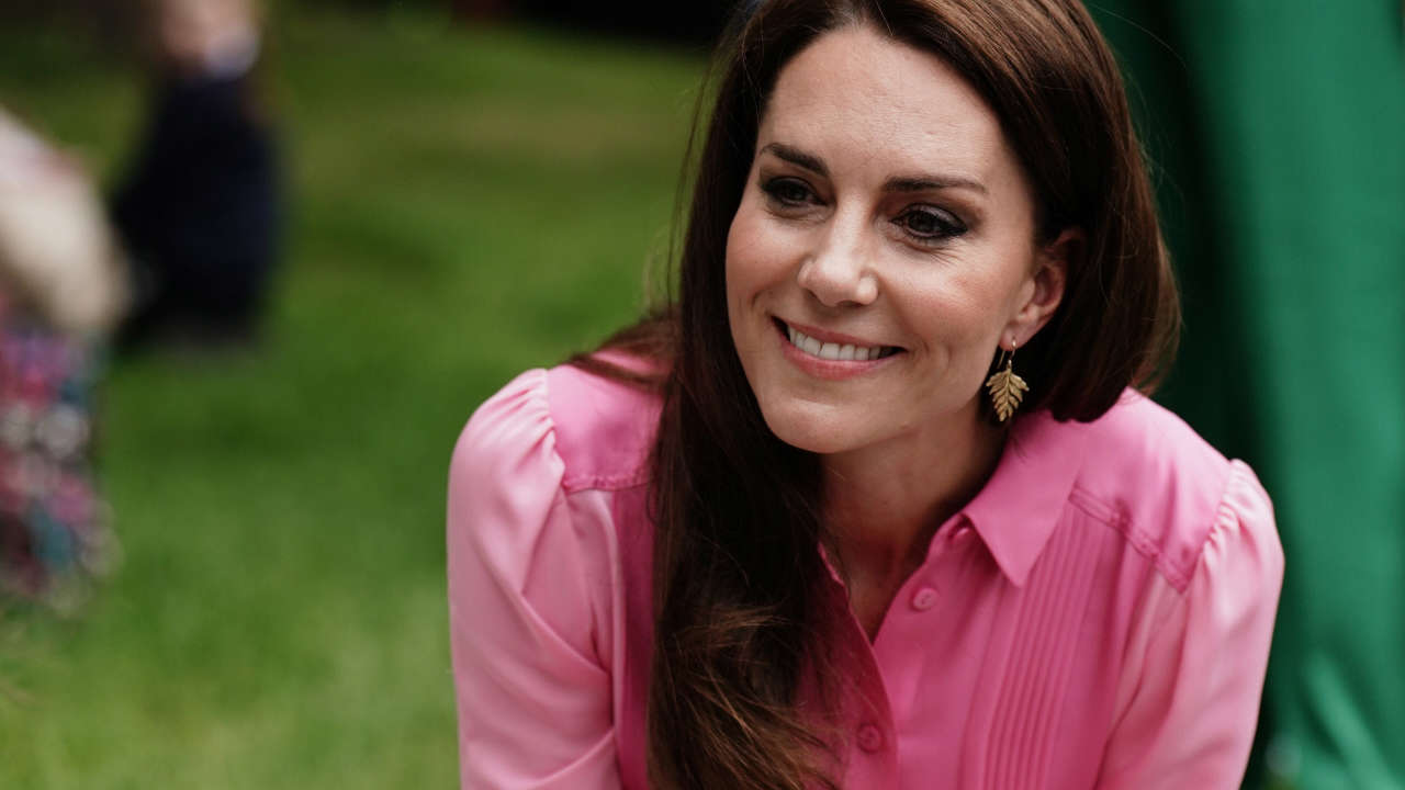 Kate Middleton combina su vestido camisero más bonito con las alpargatas que estilizan de El Corte Inglés