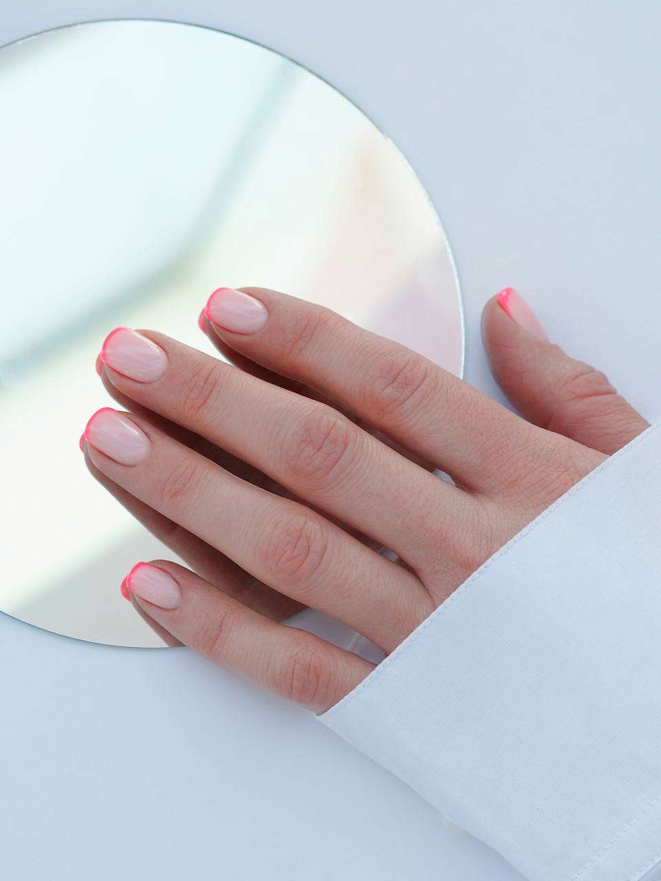 Uñas discretas: French manicure minimalista