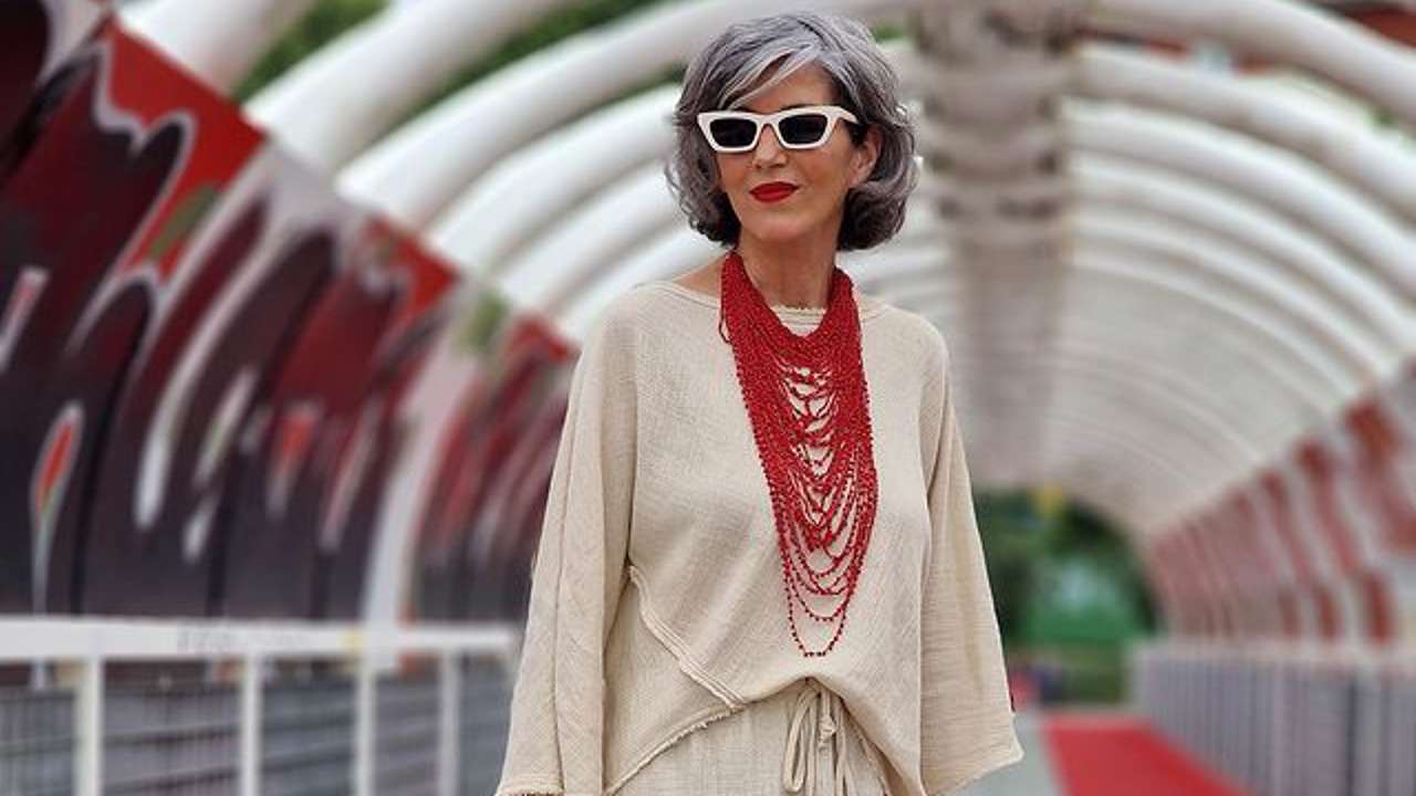 La falda rústica de lino y algodón de Zara que las mujeres +50 llevan en clave total look en verano