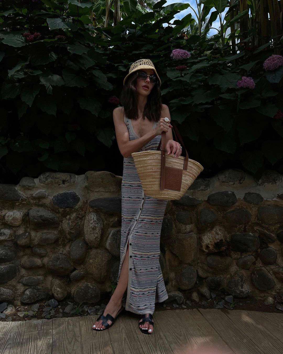 Cómo vestir elegante con sandalias cómodas en verano: Alexandra Pereira