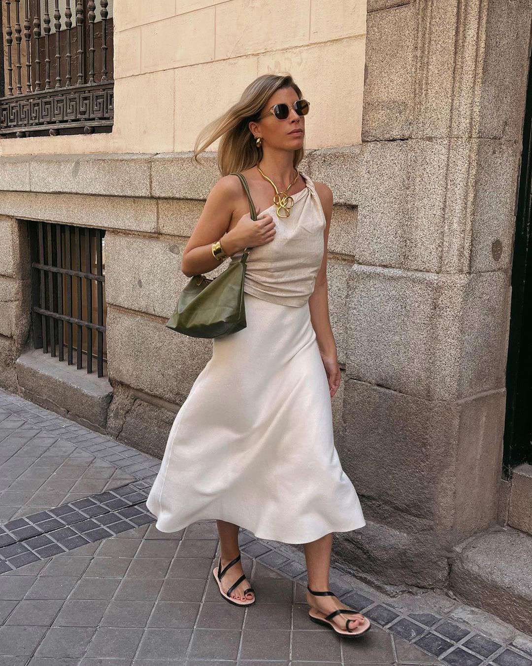 Cómo vestir elegante con sandalias cómodas en verano: Bea P. Fernández