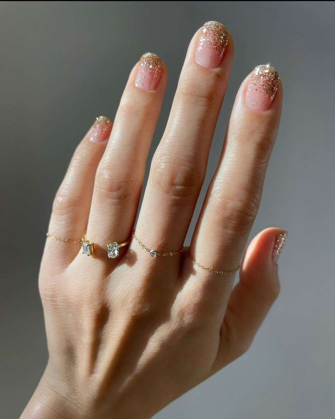Ideas de uñas que favorecen mucho si tienes la piel clara: Brillos y acabados metálicos