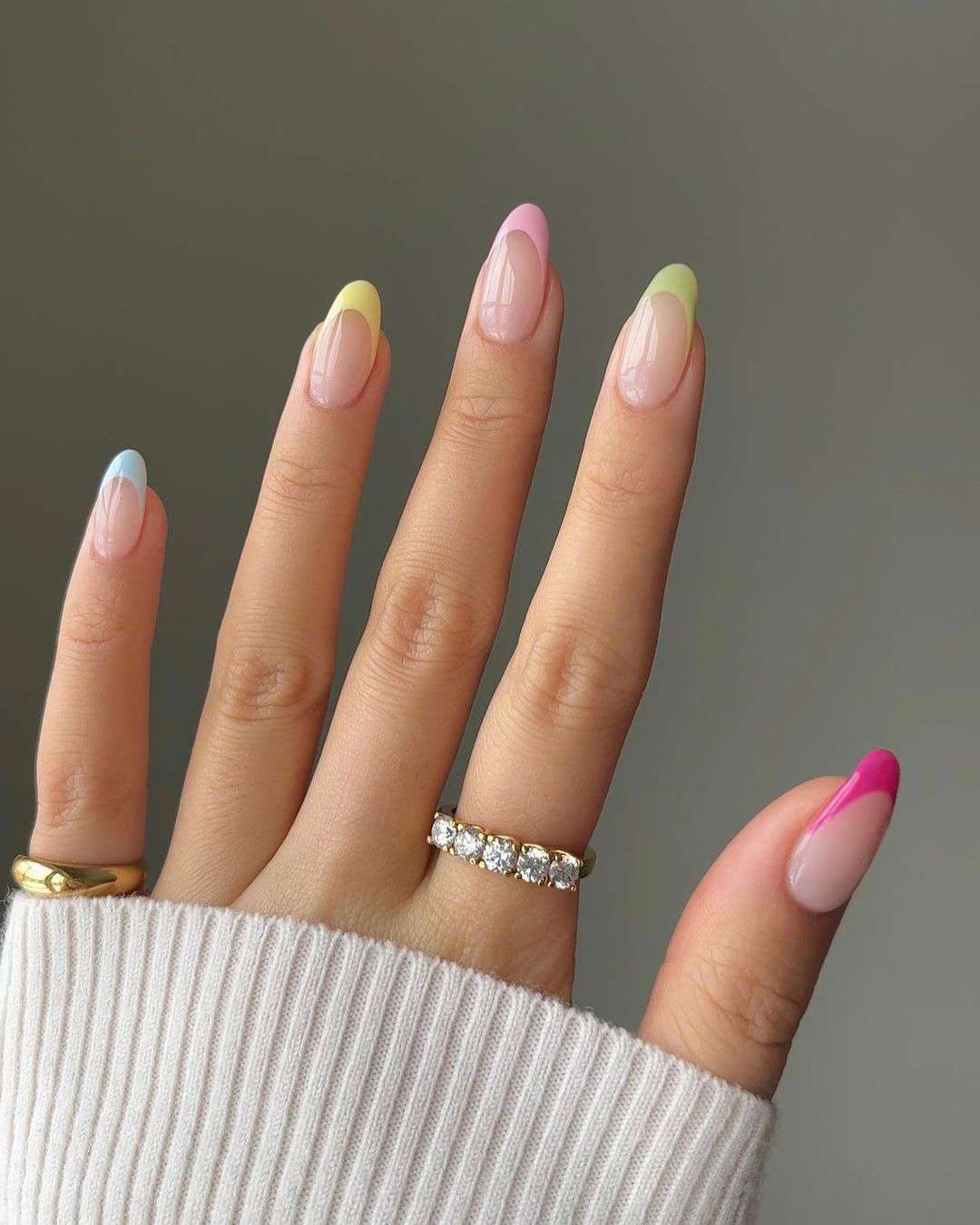 ideas de uñas que favorecen mucho si tienes la piel clara: Colores pastel