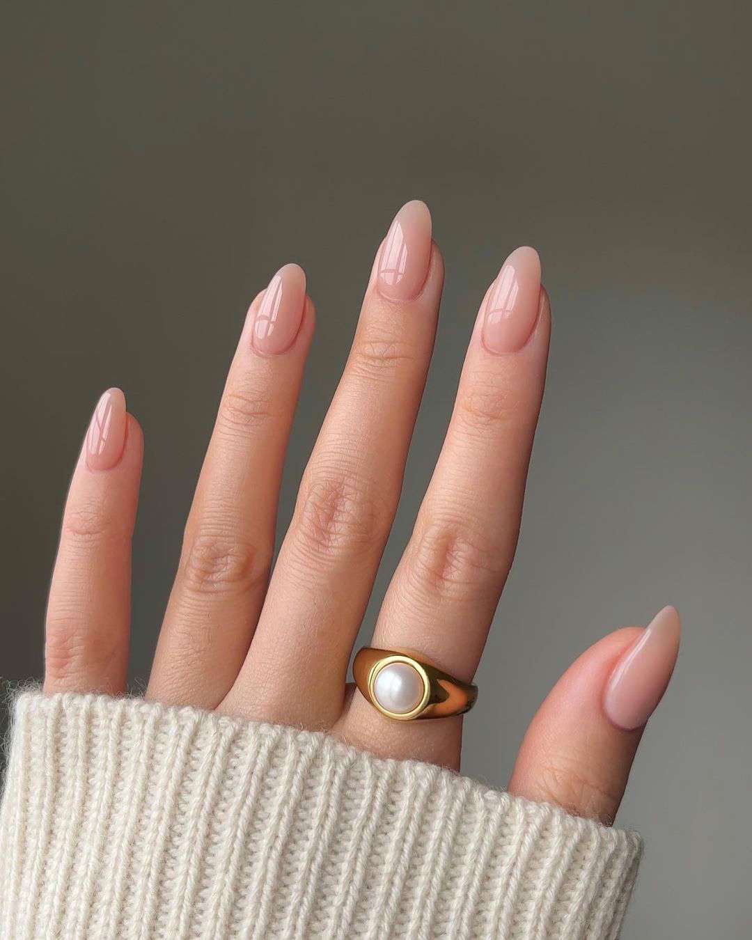 ideas de uñas que favorecen mucho si tienes la piel clara: Tonos neutros y suaves