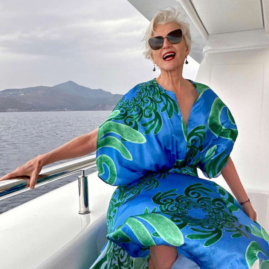 El vestido túnica elegante de las rebajas de Zara que agotarán las mujeres +60 porque estiliza al máximo sin marcar nada