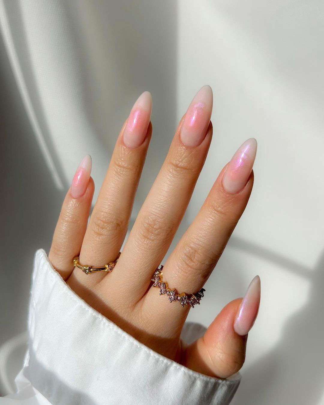 Uñas perladas para verano: blush nails