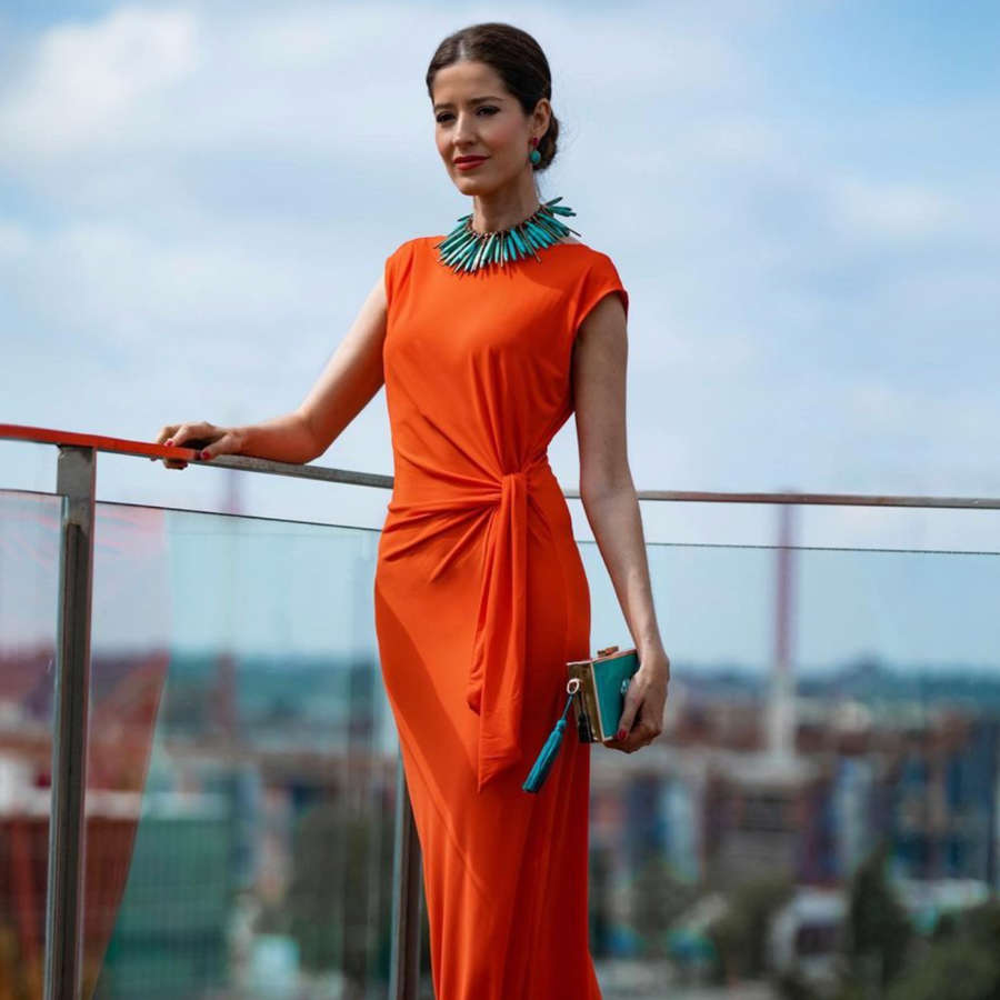 Cortefiel rebaja a menos de 20€ el vestido de invitada que amaría Letizia: elegante, afina cintura y no marca