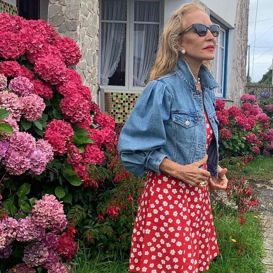 El vestido más dulce y romántico de Carmen Lomana: busto de crochet y falda midi de flores