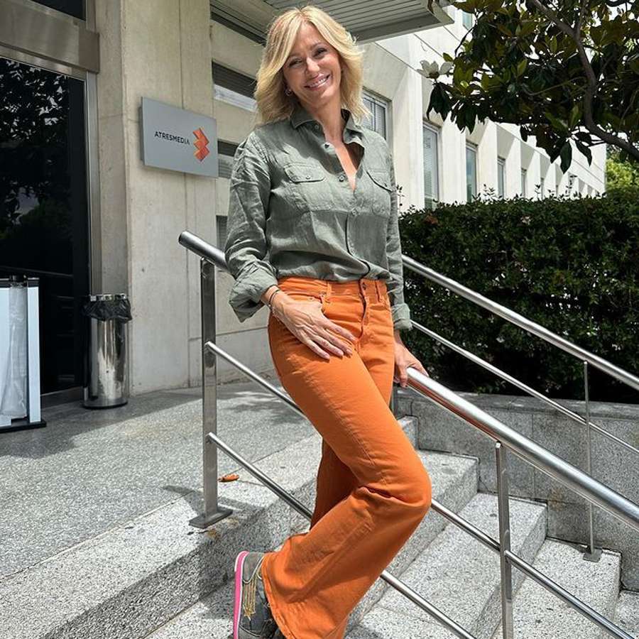 Susanna Griso tiene el mix casual del verano: camisa de lino, jeans con maxi dobladillo y cuñas de esparto