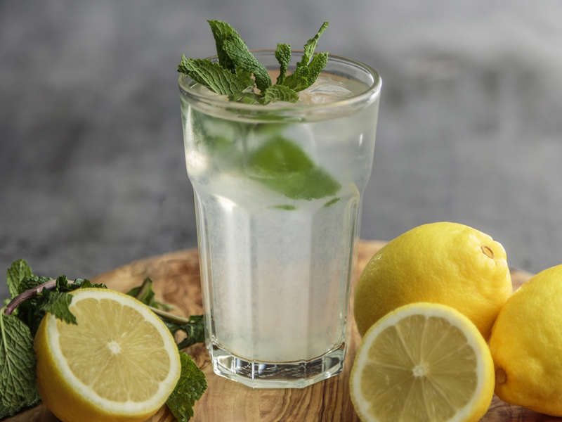 bebida depurativa agua con limon