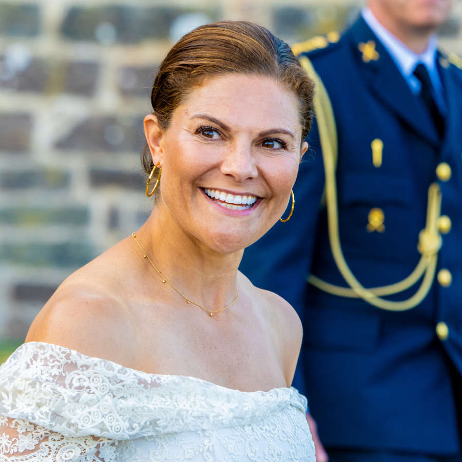 Victoria de Suecia readapta su vestido boho de H&M con toque ibicenco más romántico en su 46 cumpleaños