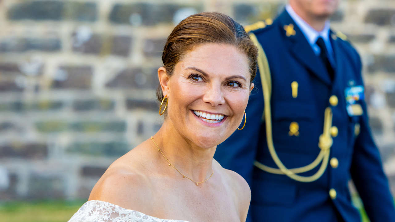 Victoria de Suecia readapta su vestido boho de H&M con toque ibicenco más romántico en su 46 cumpleaños