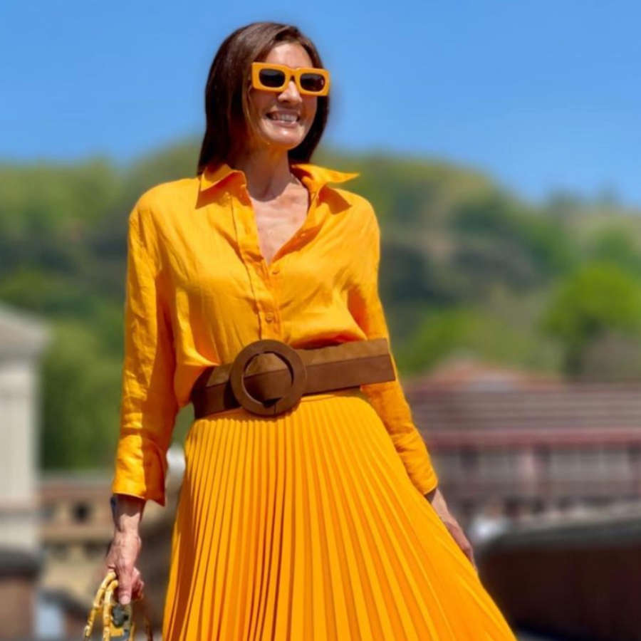 Zara rebaja a 8€ el vestido de invitada de SÚPER tendencia de verano: fruncido, con manga y naranja