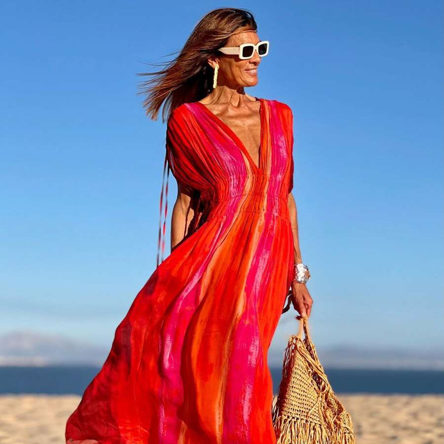 Las influencers +50 agotarán el vestido tie dye más elegante de Zara: es midi y estiliza la cintura