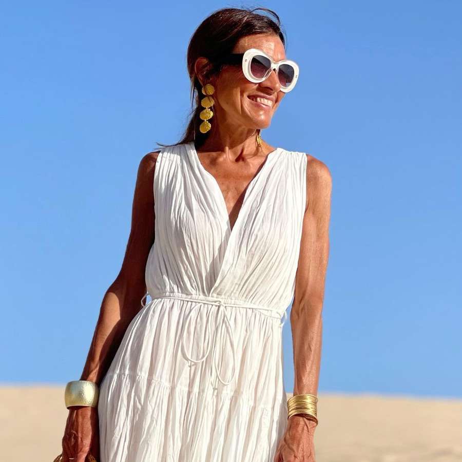 Las influencers +50 tiene el vestido de Massimo Dutti de estilo ibicenco que no necesita plancha y no marca