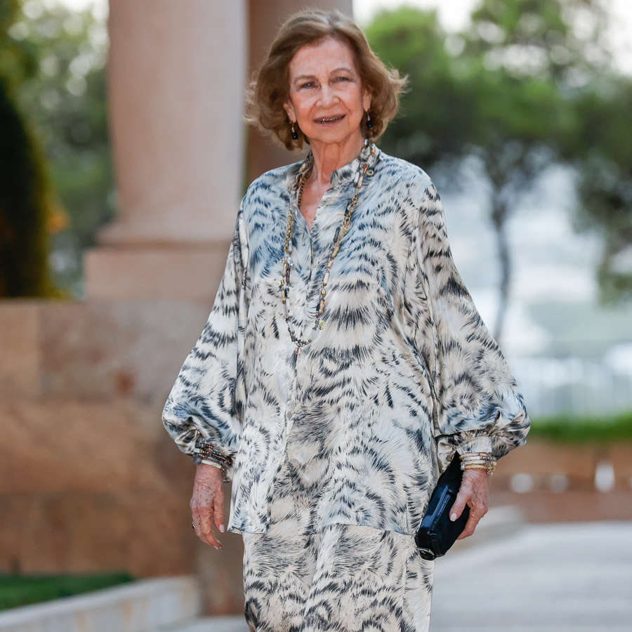 El look de la reina Sofía más fresquito con caftán boho y palazzo que copiarán las mujeres +60 elegantes