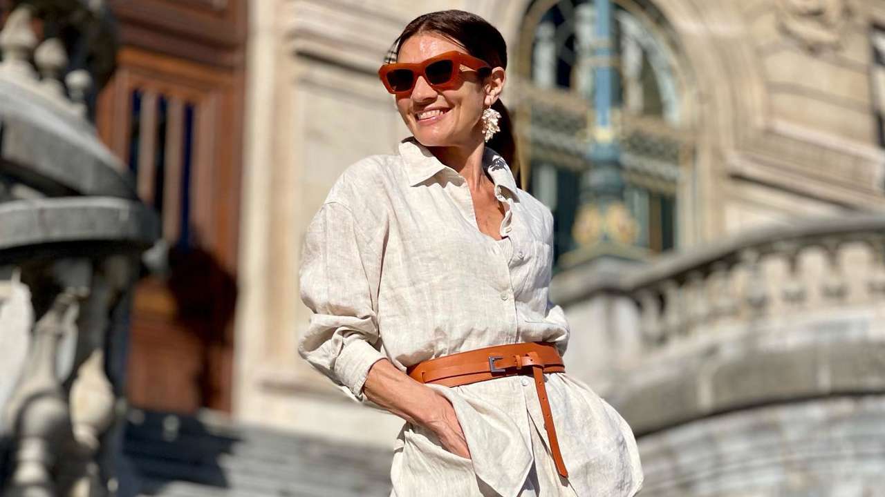 El vestido camisero rebajado de Massimo Dutti que no se quitan las mujeres de 50 en agosto (ni en septiembre)